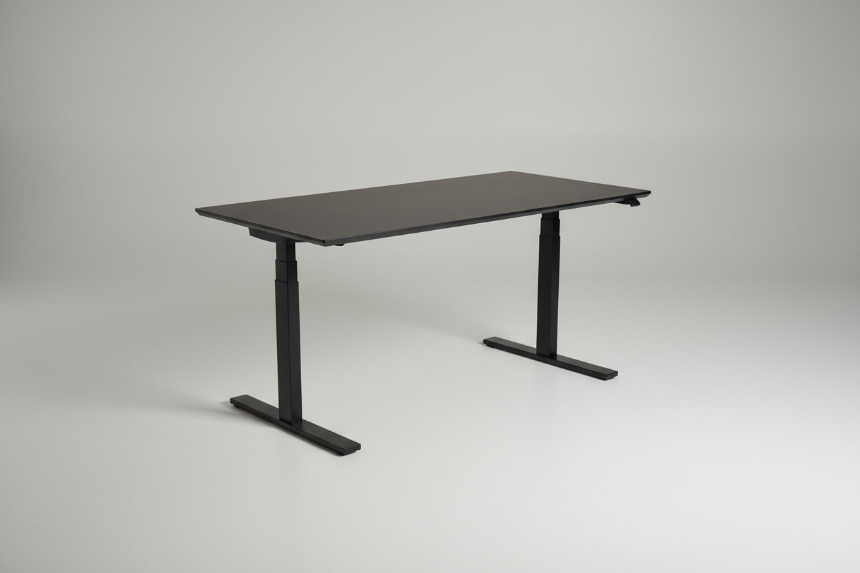 Holmris B8 hæve-sænkebord i sort linoleum 180x80 cm set fra skrå vinkel